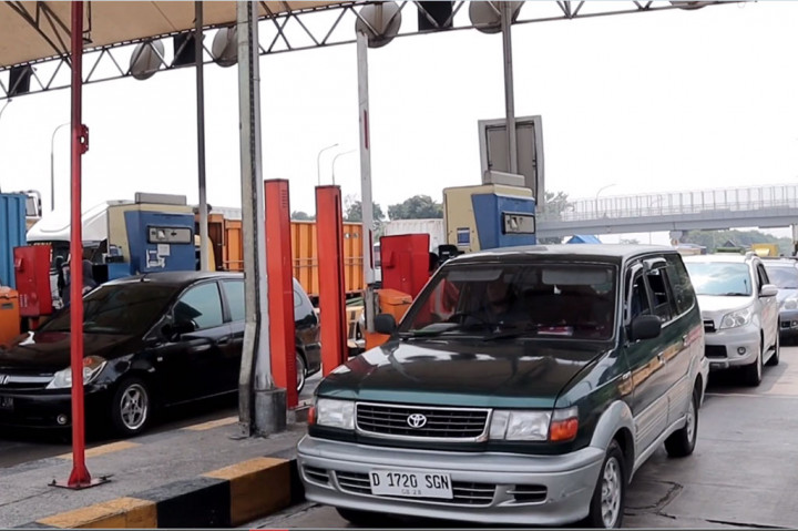Kemacetan di gerbang tol Cileunyi tersebut selain disebabkan oleh volume kendaraan yang terus meningkat saat libur Natal dan Tahun Baru, juga disebabkan adanya perbaikan jalan menuju jalur selatan tepatnya di bawah simpang susun Cileunyi belum selesai.