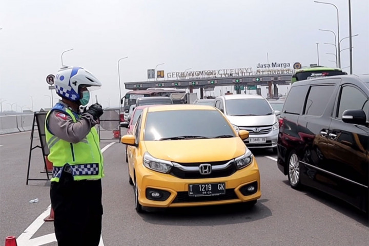 Untuk mengurai kemacetan, Satlantas Polresta Bandung memberlakukan sistem buka tutup dan pengalihan arus lalu lintas selepas gerbang tol Cileunyi.
