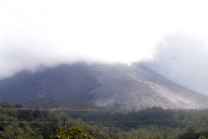 Gunung Lewotobi Laki-Laki yang berada di dua kecamatan, yaitu Kecamatan Wulanggitang dan Ilebura, Kabupaten Flores Timur, Nusa Tenggara Timur (NTT) meletus, Sabtu, 23 Desember 2023, sekitar pukul 07.13 Wita.
