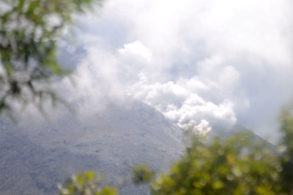 Erupsi dengan kolom letusan kurang lebih 1 Kilometer mengakibatkan hujan abu vulkanik yang berdampak di lima desa di dua kecamatan.