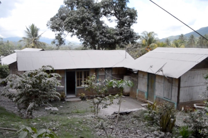 Tampak di Dusun Golorian, Desa Klatanlo terlihat abu vulkanik jatuh di tanah, atap dan teras rumah, serta kendaraan bermotor yang parkir di luar rumah.