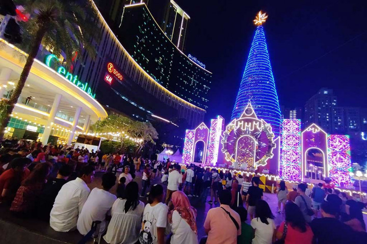 Dilengkapi kilauan lampu yang cantik, The Iconic Giant Christmas Tree Show tersebut dapat dinikmati setiap hari pada pukul 19.00, 20.00, dan 21.00 WIB. 