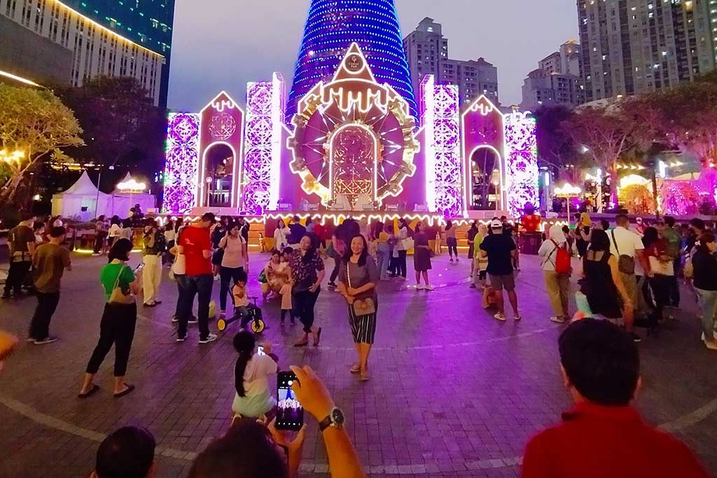 Tak hanya itu, berbagai hiburan seperti program belanja, penampilan spesial dari musisi Tanah Air, Christmas choir, serta dekorasi yang megah dan mengesankan, juga dihadirkan untuk menyemarakkan suasana menyambut Natal. 