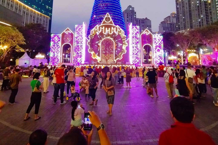 Tak hanya itu, berbagai hiburan seperti program belanja, penampilan spesial dari musisi Tanah Air, Christmas choir, serta dekorasi yang megah dan mengesankan, juga dihadirkan untuk menyemarakkan suasana menyambut Natal. 