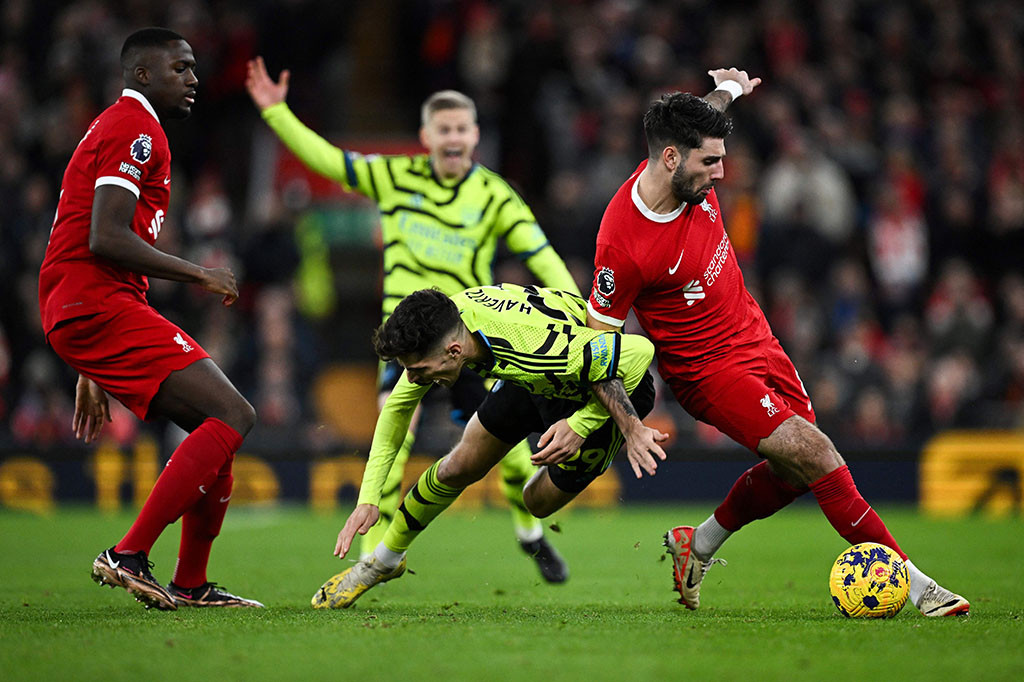 Duel panas dua tim papan atas Liga Premier Inggris antara Liverpool melawan Arsenal pada pekan ke-18 berakhir tanpa pemenang di Stadion Anfield, Liverpool, Minggu, 24 Desember 2023 dini hari WIB. Skor akhir laga 1-1 untuk kedua tim.