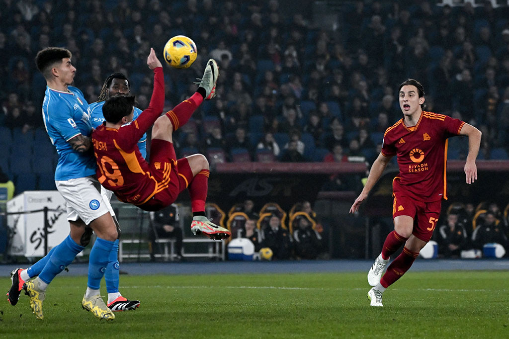 Duel panas AS Roma melawan Napoli pada giornata ke-17 Liga Italia Serie A yang diwarnai dua kartu merah pemain Napoli berakhir untuk kemenangan tuan rumah 2-0 di Stadion Olimpico, Roma, Minggu, 24 Desember 2023 dini hari WIB.