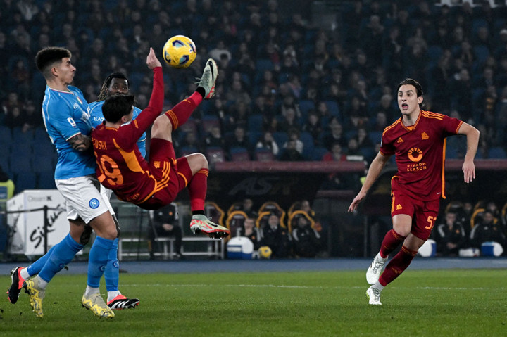 Duel panas AS Roma melawan Napoli pada giornata ke-17 Liga Italia Serie A yang diwarnai dua kartu merah pemain Napoli berakhir untuk kemenangan tuan rumah 2-0 di Stadion Olimpico, Roma, Minggu, 24 Desember 2023 dini hari WIB.