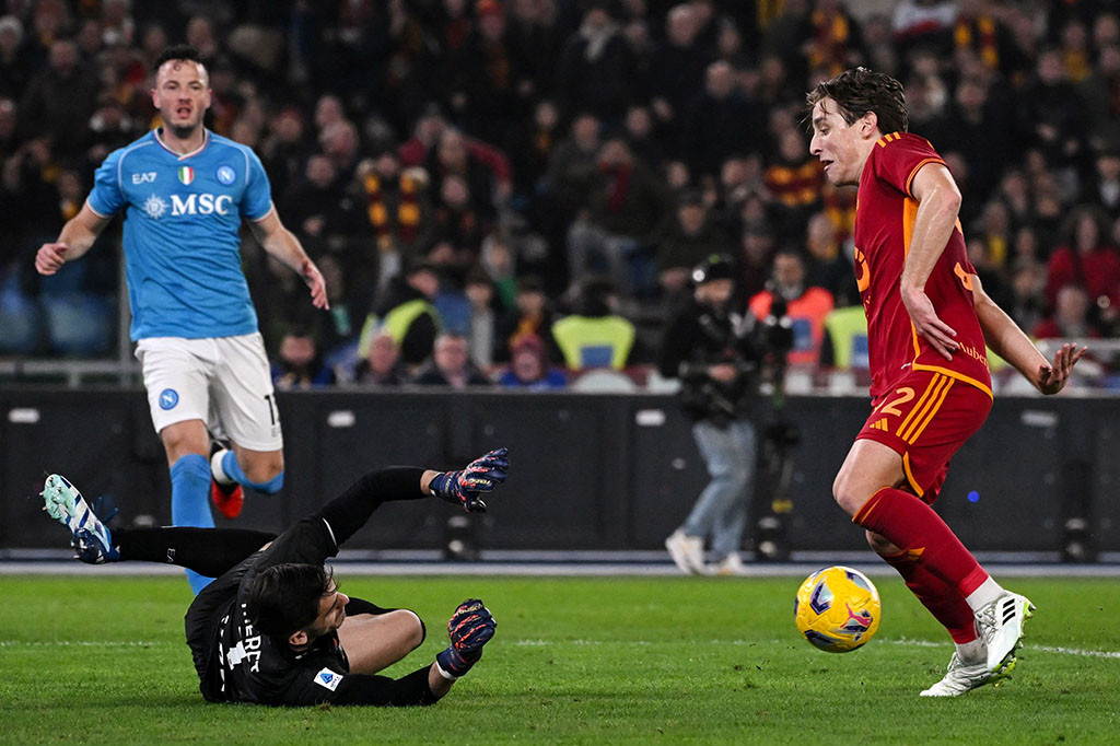 Sejak kick-off, laga kedua tim banyak dihiasi sejumlah pelanggaran. Total sepanjang laga, AS Roma melakukan pelanggaran sebanyak 19 kali, sementara Napoli 12 kali.