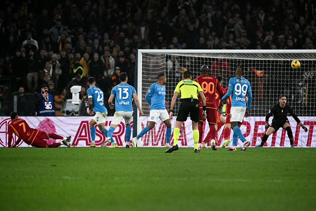 Petaka kembali dialami tim asuhan Walter Mazzari. Pemain terbaik Afrika Victor Osimhen yang mendapat kartu kuning pada menit ke-73, harus diusir wasit usai menerima kartu kuning kedua pada menit 86. Napoli bermain dengan 9 pemain.