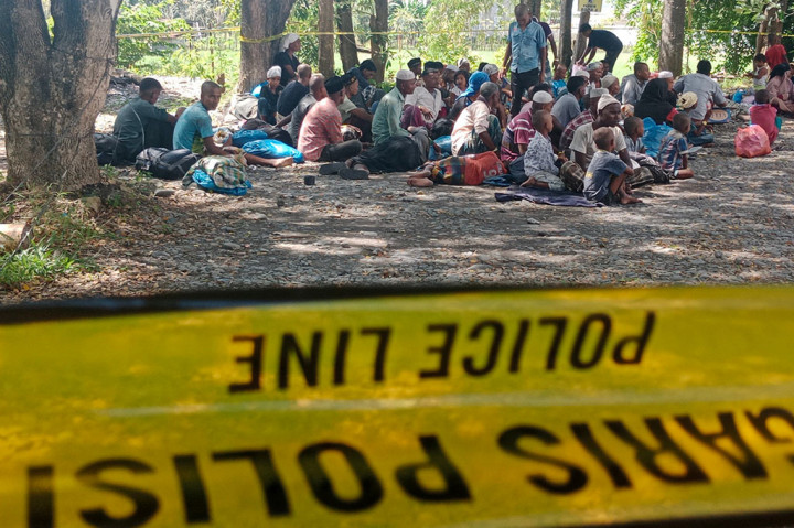 Setelah terpimpong kesana-kemari hingga tiga lokasi. 180 manusia perahu tersebut diboyong ke halaman Dinas Kependudukan dan Catatan Sipil (Disduk Capil) Kabupaten Pidie, Aceh.