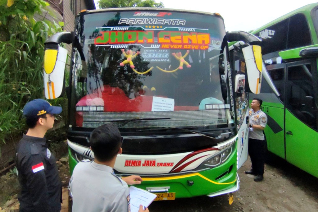 Pengelola bus maupun armada angkut yang melintasi wilayah Lembang, Kabupaten Bandung Barat diingatkan agar tidak memasang klakson telolet atau basuri. Selain menimbulkan suara berisik, klakson jenis ini juga bisa membahayakan keselamatan pengguna bus.