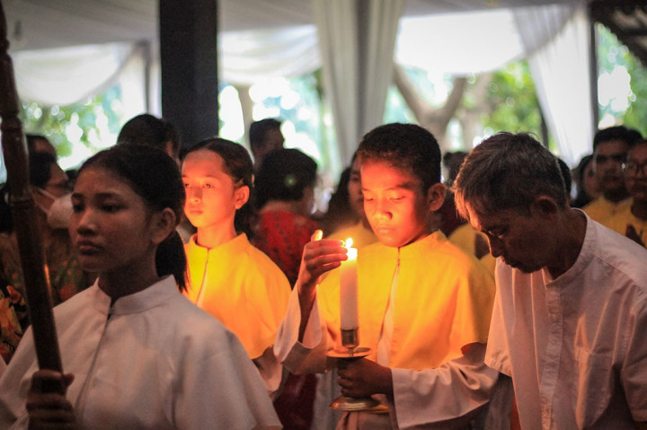 Jelang Hari Raya Natal, umat Katolik mengikuti Perayaan Ekaristi Misa Malam Natal di Kapel Desa Putera, Paroki Ratu Rosari Jagakarsa, Jakarta Selatan, Minggu, 24 Desember 2023. 