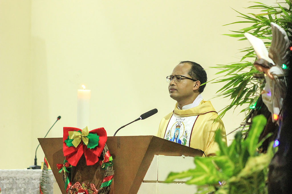 Petugas gabungan dari TNI-Polri, Anggota Kepramukaan, Organisasi Masyarakat serta pihak dari Kecamatan, RW dan RT juga terlibat dalam menjaga keamanan selama Misa berlangsung.