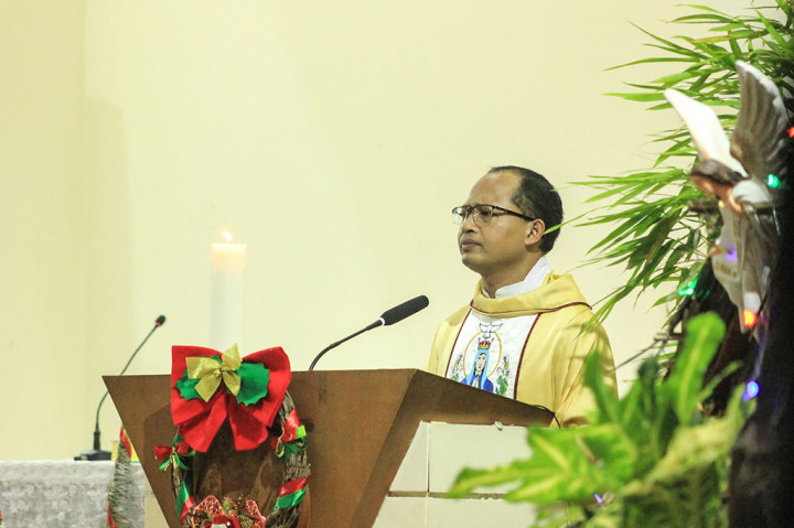 Petugas gabungan dari TNI-Polri, Anggota Kepramukaan, Organisasi Masyarakat serta pihak dari Kecamatan, RW dan RT juga terlibat dalam menjaga keamanan selama Misa berlangsung.