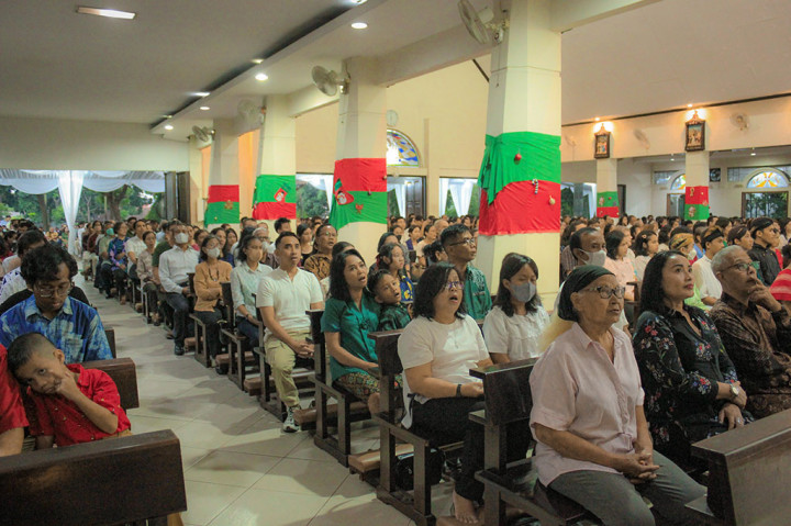 Adapun Perayaan Ekaristi Misa Malam Natal di Kapel Desa Putera digelar dalam 2 sesi. Sesi pertama dimulai pada pukul 17.30 WIB, dan sesi kedua dimulai pukul 20.30 WIB. 