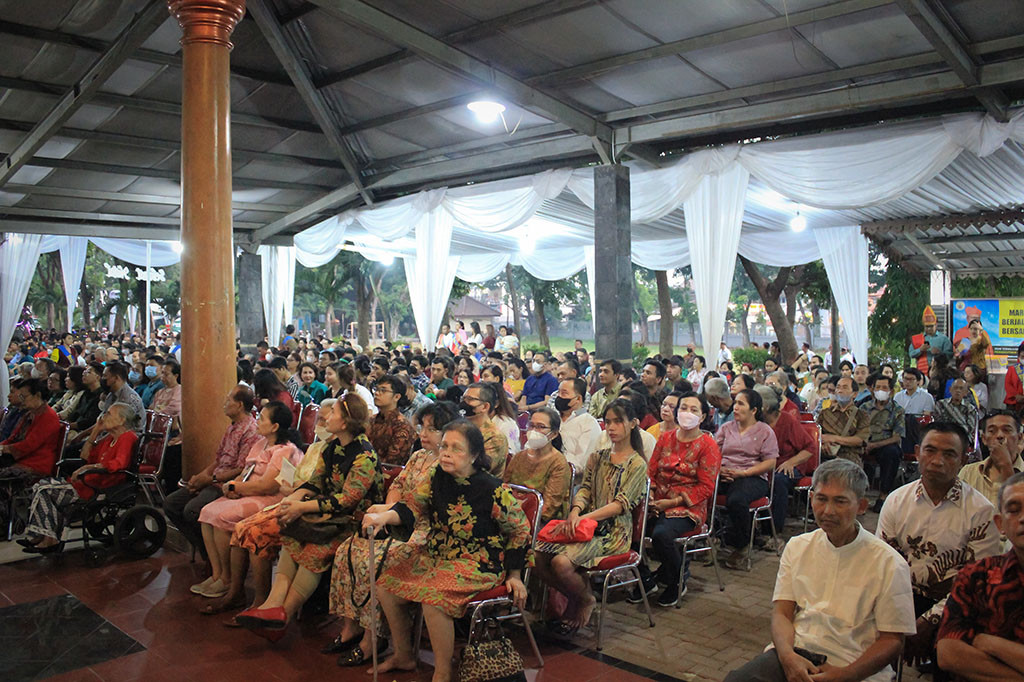 Kapel Desa Putera mulai dipadati umat Katolik sejak pukul 17.00 WIB, sedangkan Misa Malam Natal sendiri dimulai pada pukul 17.30 WIB.