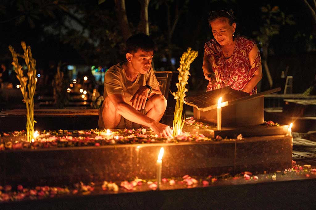 Menjelang pernyataan Natal kerabat biasanya datang dengan membawa lilin sebagai bentuk penghormatan kepada para leluhur yang terhubung garis keturunan.