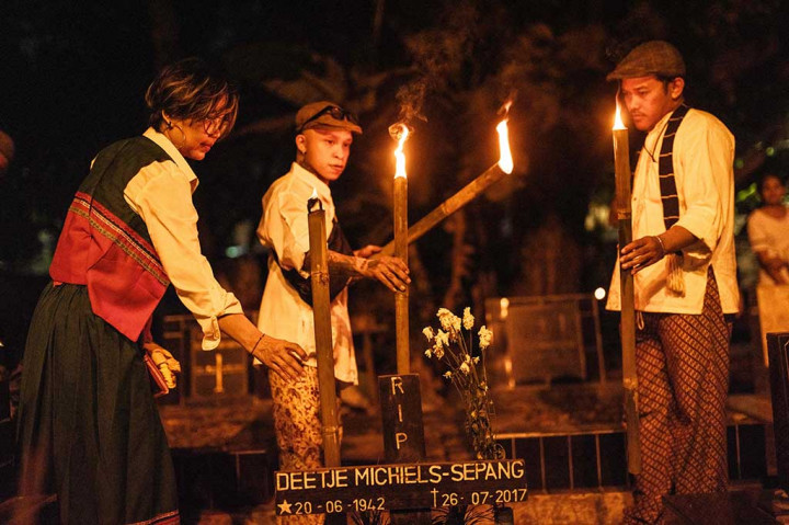 Tradisi itu dilakukan oleh warga Kampung Tugu. Setiap malam Natal, sejak sore hari mendekati remang-remang, mereka membawa lilin dan meletakkannya di atas makam sembari menaburkan bunga.