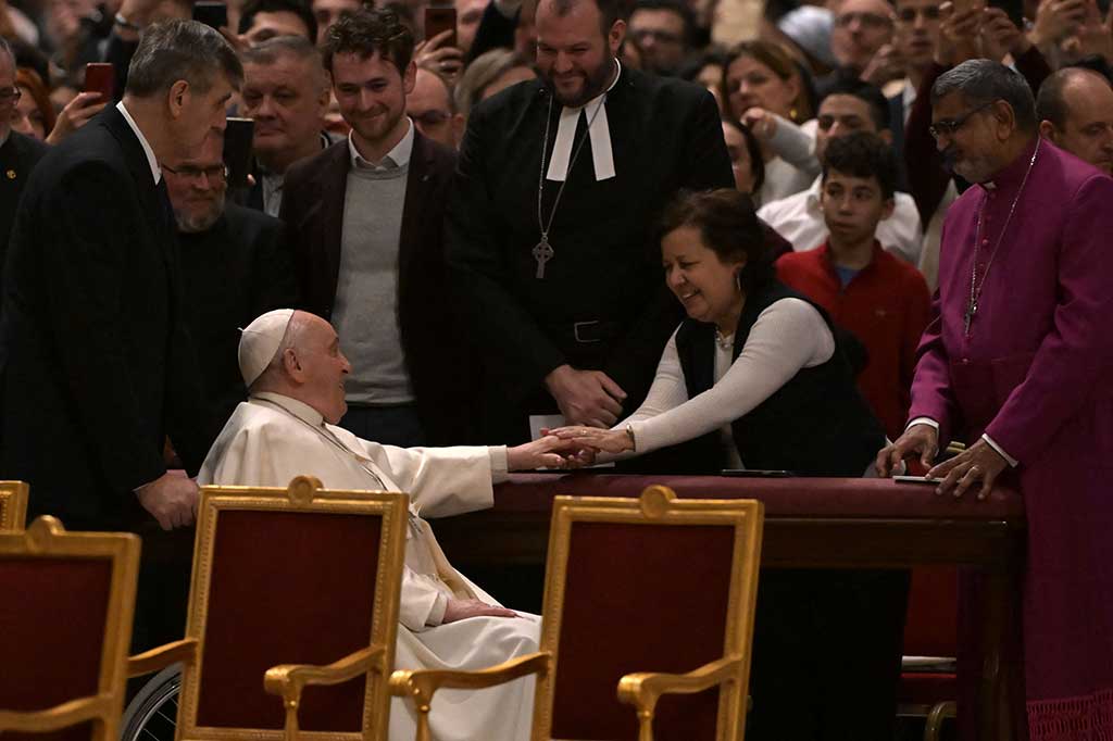 “Malam ini, hati kita berada di Betlehem, di mana Pangeran Perdamaian sekali lagi ditolak oleh logika perang yang sia-sia, oleh bentrokan senjata yang bahkan hingga saat ini menghalangi dia untuk mendapatkan ruang di dunia,” kata Paus. 