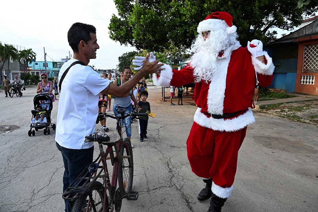 Sementara itu, orang-orang di seluruh dunia mengenakan topi merah Santa dalam keceriaan liburan -- berlari dalam perlombaan di Skopje, Makedonia Utara, berselancar di ombak di Florida, jogging di sepanjang jalan berlumpur di pinggiran kota Paris, berenang di laut dekat pelabuhan Dover, dan berendam dengan minuman di tangan di Danau Jenewa.