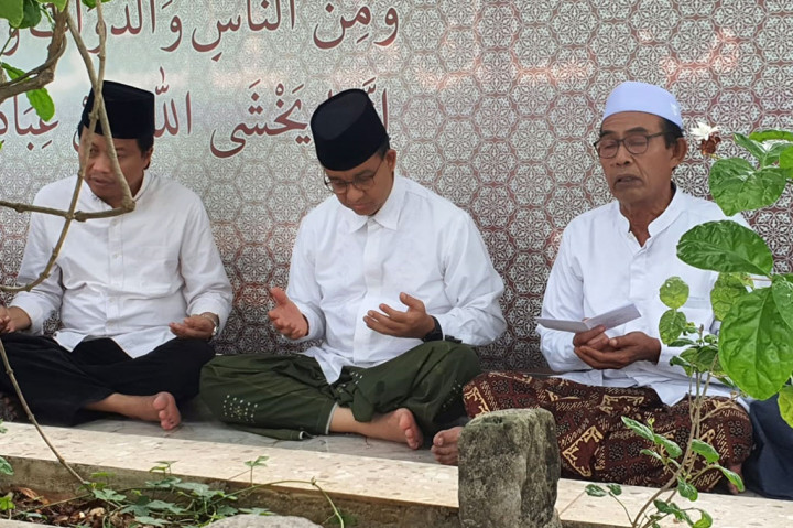 Calon presiden (capres) nomor urut 1 Anies Baswedan berziarah ke makam KH Bisri Mustofa, Kabupaten Rembang, Jawa Tengah, Senin pagi, 25 Desember 2023. 