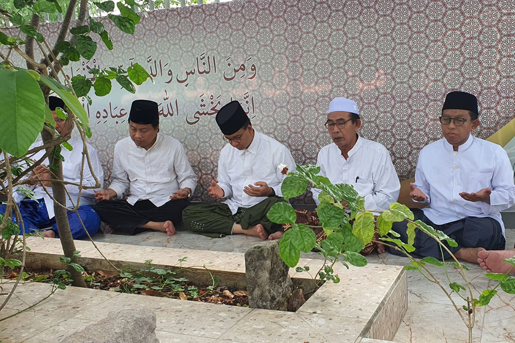 Suasana ziarah berlangsung khidmat. Lantunan ayat suci Alquran, salawat, dan doa-doa dipanjatkan dalam momen tersebut. Sejumlah warga dan tokoh agama setempat ikut dalam kegiatan tersebut.