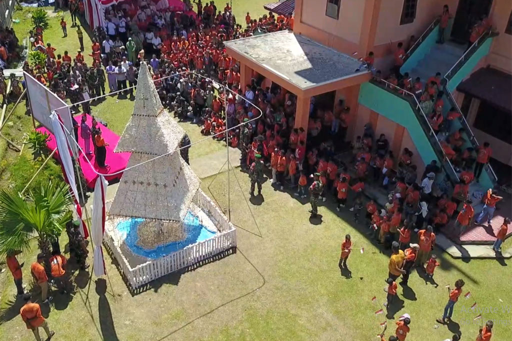 Pohon natal setinggi 6,3 meter yang terbuat dari 15 ribu cangkang atau kulit kerang berdiri megah di halaman Gereja Bethel, Pulau Doom, Distrik Sorong Kepulauan, Provinsi Papua Barat Daya. Pohon natal ini meraih rekor dunia Museum Rekor Indonesia (MURI).