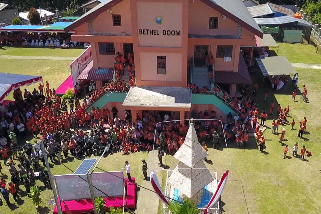 Pohon natal selama ini sangat identik terbuat dari pohon cemara. Namun pohon natal yang satu ini memiliki keunikan tersendiri karena terbuat dari cangkang atau kulit kerang. Diperlukan waktu sekitar satu bulan untuk mengumpulkan bahan bakunya.