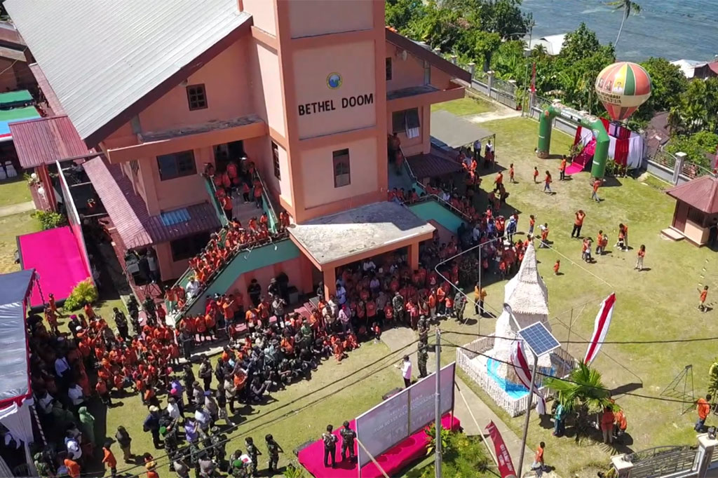 Para pemuda dan jemaat Gereja Bethel Doom dan TNI dari Korgawilhan III menginisiasi pembuatan pohon natal yang terbuat dari kulit kerang tersebut. Pohon natal dengan tinggi 6,3 meter dan lebar 5 meter serta berat 208 kg ini menjadi satu-satunya pohon natal unik di Papua menjelang perayaan Natal 2023.