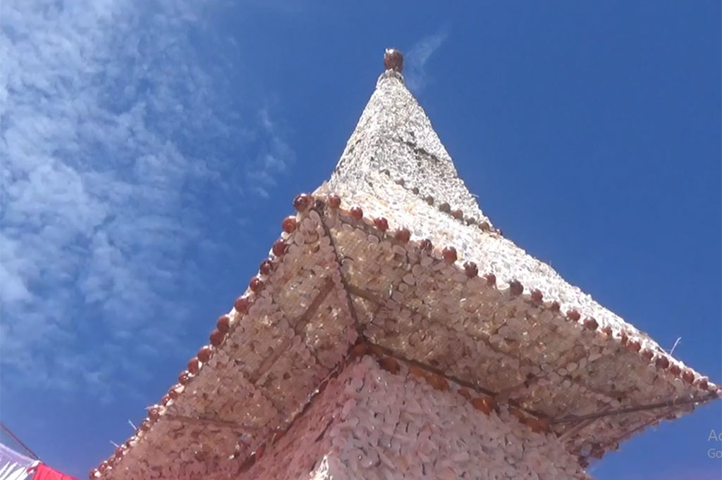 Kesulitan dalam mengerjakan pohon natal dari kulit kerang ini adalah bahan bakunya. Dibutuhkan sedikitnya 15 ribu kulit kerang yang dirangkai menjadi pohon natal yang unik dan indah tersebut. 