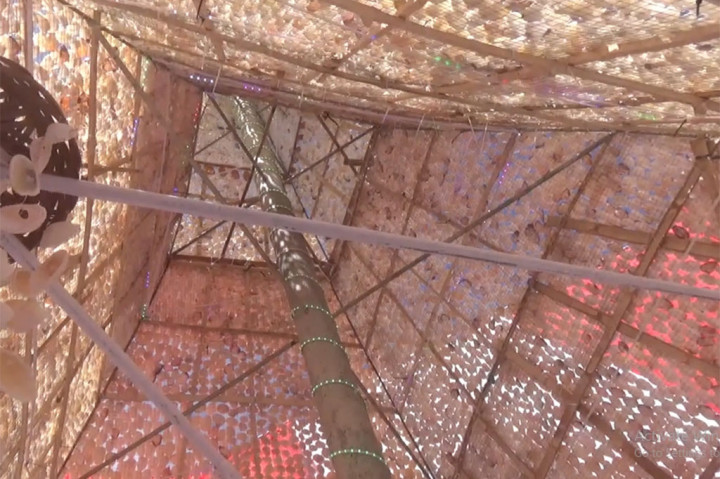 Karena keunikannya, pohon natal tersebut berhasil meraih rekor MURI. Pohon natal yang terbuat dari kulit kerang merupakan yang pertama di dunia. Karena tidak ada di belahan dunia manapun, sehingga meraih rekor MURI.