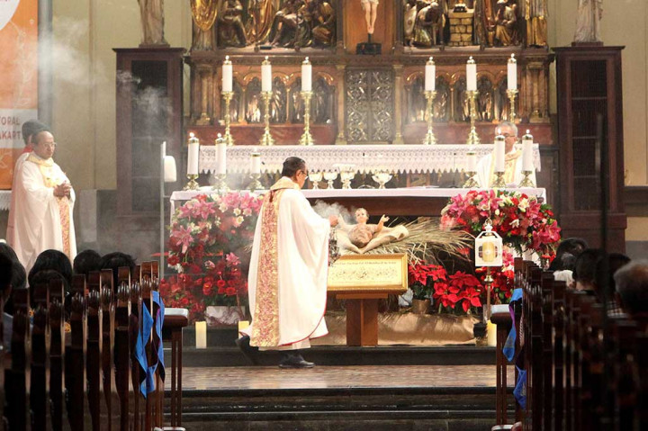 Uskup Agung Jakarta Ignatius Kardinal Suharyo memimpin misa Natal di Gereja Katedral, Jakarta, Minggu, 25 Desember 2023. Kardinal Suharyo berpesan kepada umat Katolik agar tidak menyia-nyiakan suaranya dalam pemilihan umum (Pemilu) dan memilih calon pemimpin dengan hati nurani.