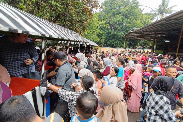 Rofi asal Banten yang berlibur bersama anak dan istri itu, mengatakan Taman Margasatwa Ragunan sebagai tempat yang bagus untuk mengajak anak-anak melihat secara langsung dan lebih mengenal satwa yang ada di Indonesia. 