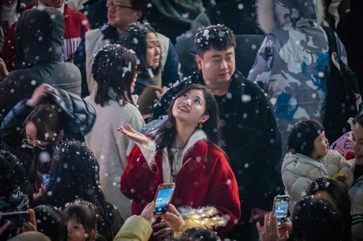 Orang-orang mengenakan topi Santa di pantai, lereng ski, dan jalan-jalan di seluruh dunia pada hari Senin, 25 Desember 2023 untuk merayakan Natal, seiring dengan perang Israel terhadap Hamas dan invasi Rusia ke Ukraina, membayangi salah satu hari libur favorit dunia tersebut.