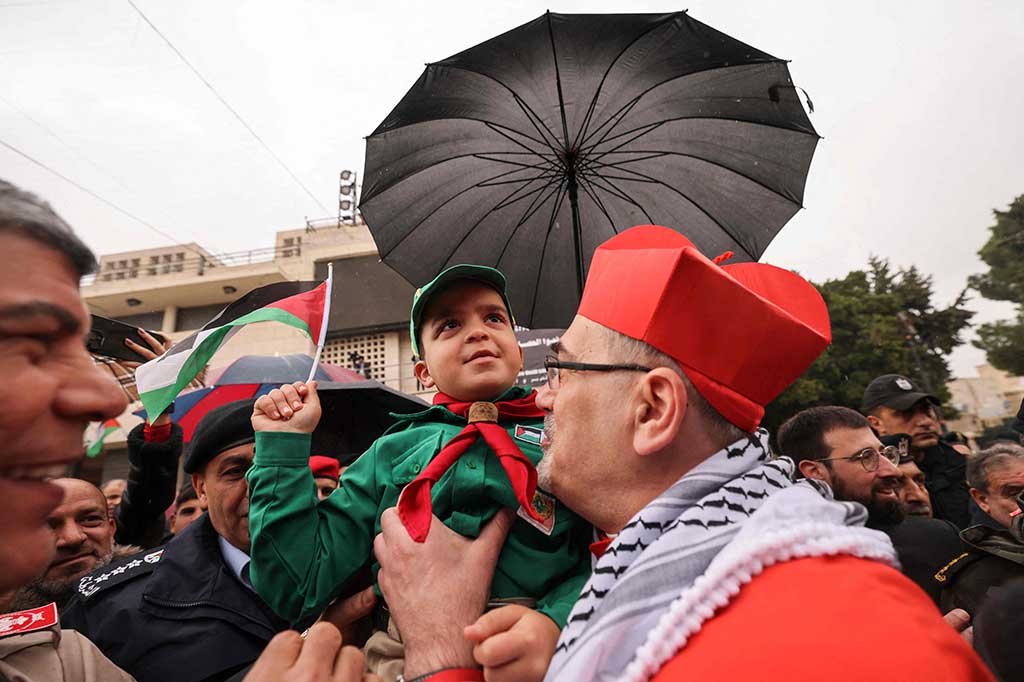 Patriark Latin Yerusalem, Pierbattista Pizzaballa, mengatakan: “Kami di sini untuk berdoa dan meminta tidak hanya gencatan senjata, gencatan senjata saja tidak cukup, kami harus menghentikan permusuhan ini dan membalik halaman karena kekerasan hanya menghasilkan kekerasan.”