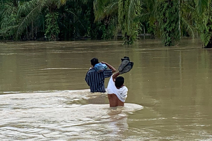 Untuk menghindari kemungkinan buruk, sekitar 300 warga Desa Lawang dan penduduk Tanjung Haji Muda harus mengungsi ke lokasi yang lebih tinggi seperti senter darurat banjir atau balai desa. Puluhan orang lanjut usia dan anak di bawah umur diangkut menggunakan sampan kayu.