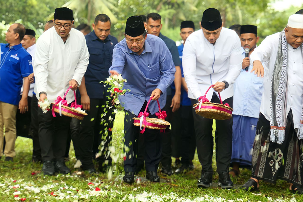 Presiden ke-6 RI Susilo Bambang Yudhoyono (SBY) melakukan ziarah ke kuburan massal korban bencana gempa dan tsunami Aceh 2004 di Siron, Kabupaten Aceh Besar. Ziarah tersebut dilakukan menjelang peringatan 19 tahun tsunami Aceh yang akan jatuh pada 26 Desember 2023.
