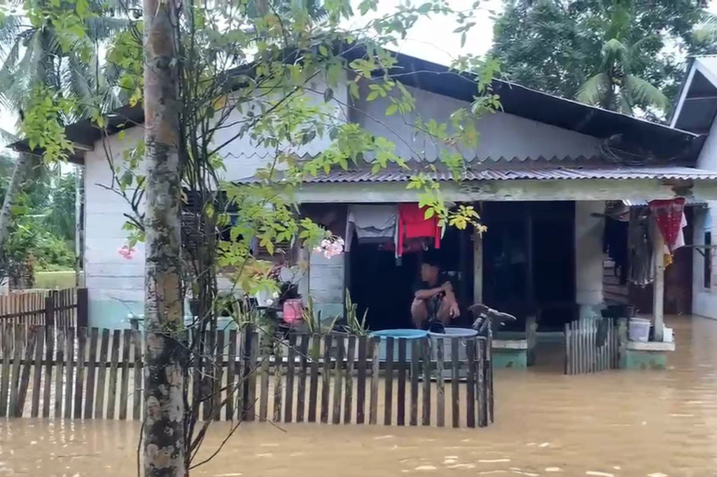 Banjir yang melanda Kabupaten Aceh Timur, Provinsi Aceh meluas ke sembilan kecamatan. Ketinggian air yang menggenangi permukiman penduduk mencapai 120 sentimeter. 