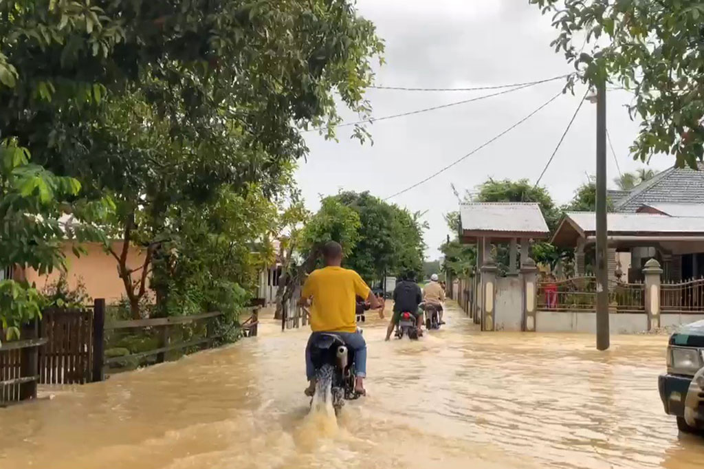 Ilyas mengatakan banjir yang terjadi sejak Minggu, 24 Desember 2023, awalannya merendam lima kecamatan. Namun, saat ini telah meluas hingga ke sembilan kecamatan yakni, Kecamatan Simpang Jernih, Pante Bidari, Indra Makmur, Sungai Raya, Birem Bayeun. 