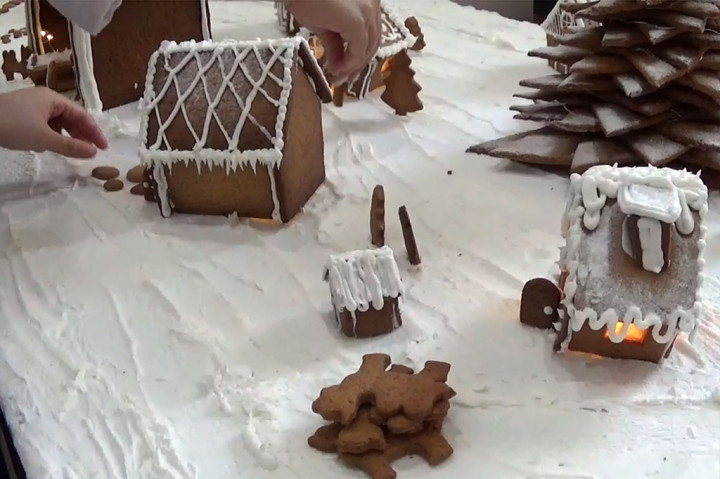 Salah seorang mahasiswa, Gabriella Geraldine, mengatakan jika ia bersama timnya membuat miniatur kota Betlehem, Tepi Barat Palestina, di malam hari saat kelahiran Yesus Kristus, lengkap dengan lampu, salju, dan aksesori lainnya.