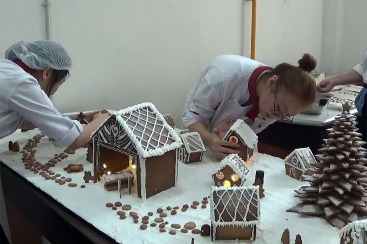 Masing-masing kelompok diberi kebebasan untuk menentukan tema yang dikreasikan. Namun, dalam satu miniatur kota diwajibkan ada landmark atau satu bangunan yang menonjol. Selain itu, untuk kriteria penilaian diutamakan pada estetika, yakni kerapian bagaimana mereka mendekorasi dan membentuk gingerbread menjadi satu bangunan yang baik.