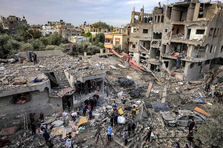 Israel melancarkan serangan udara ke kamp pengungsi Al-Maghazi di Gaza tengah yang mengakibatkan sedikitnya 70 orang tewas, Minggu, 24 Desember 2023.