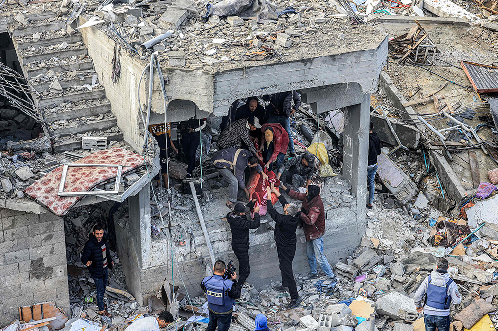 Ashraf al-Qudra, juru bicara Kementerian Kesehatan Palestina, mengatakan bahwa apa yang terjadi di kamp Maghazi adalah pembantaian di sebuah blok permukiman yang padat penduduk.