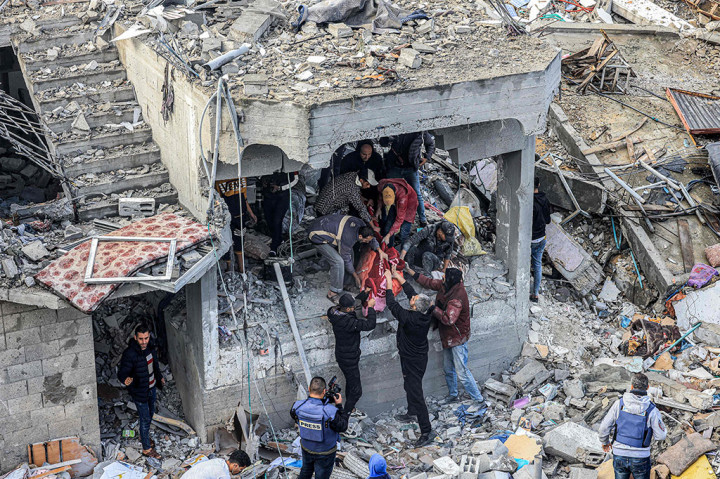 Ashraf al-Qudra, juru bicara Kementerian Kesehatan Palestina, mengatakan bahwa apa yang terjadi di kamp Maghazi adalah pembantaian di sebuah blok permukiman yang padat penduduk.