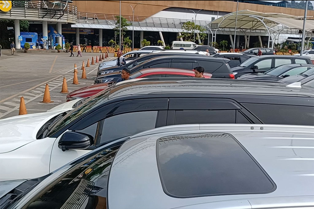 Hingga Selasa, 26 Desember 2023 siang, kondisi Pelabuhan penyeberangan Merak masih ramai oleh kendaraan pribadi yang akan menyeberang ke Pulau Sumatera, baik dermaga reguler maupun dermaga eksekutif. Pantauan di pelabuhan, kepadatan terjadi dua arah baik dari Merak maupun dari Bakauheni.