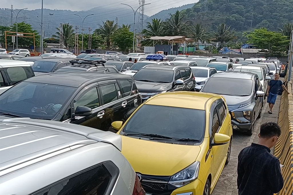 Puluhan kendaraan pribadi mengantre di dermaga eksekutif untuk menunggu kedatangan kapal di dermaga, sedangkan dermaga reguler juga terpantau ramai lancar.