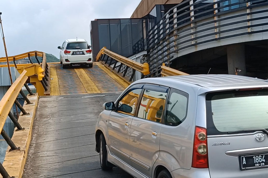 Melihat dari data ASDP hari ini, kondisi pelabuhan ramai dua arah baik dari Merak maupun dari Bauheni. Data dari Merak menyeberangkan sebanyak 40.888 orang, motor 1.141 unit, sus 378 unit, mobil pribadi 4.999 unit. 