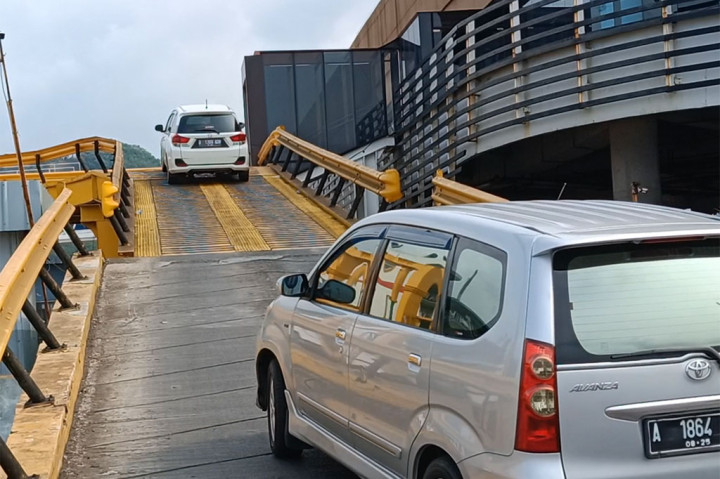 Melihat dari data ASDP hari ini, kondisi pelabuhan ramai dua arah baik dari Merak maupun dari Bauheni. Data dari Merak menyeberangkan sebanyak 40.888 orang, motor 1.141 unit, sus 378 unit, mobil pribadi 4.999 unit. 