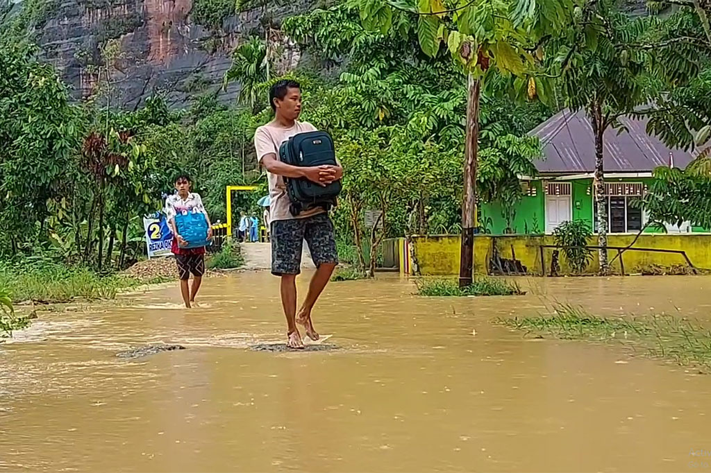 Sementara sejumlah pemuda juga terus memantau keadaan air sungai untuk selanjutnya disampaikan kepada warga jika kondisi arus sungai terus naik.