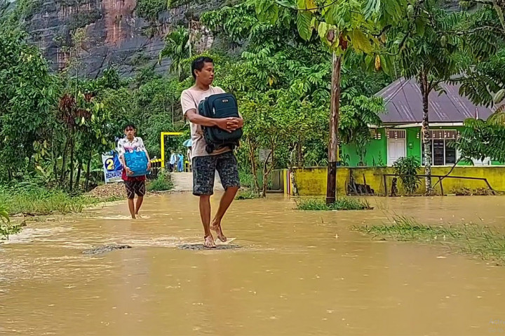 Sementara sejumlah pemuda juga terus memantau keadaan air sungai untuk selanjutnya disampaikan kepada warga jika kondisi arus sungai terus naik.
